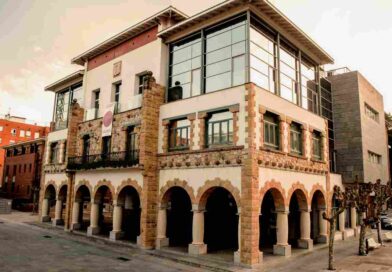 Ante los episodios de fuertes olores detectados por los vecinos y vecinas de Arrigorriaga en las últimas semanas, el Gobierno Vasco ha venido realizando estos días inspecciones y mediciones técnicas nocturnas vinculadas a esta situación. El Ayuntamiento de Arrigorriaga ha estado notificando al Gobierno Vasco, administración competente en materia de inspección, control ambiental y posibles actuaciones sancionadoras, las quejas de los y las residentes en el municipio ante los episodios de malos olores que vienen padeciendo en la localidad para que se aclare el origen de estos olores. Una vez finalicen los informes correspondientes, las administraciones implicadas podrán disponer de los datos y conclusiones técnicas derivadas de dichas actuaciones. Por otro lado, también se ha informado de la puesta en marcha por parte del Ayto. de Zaratamo de nuevos estudios técnicos complementarios para analizar las posibles afecciones y disponer de información objetiva y contrastada. Desde el Ayuntamiento de Arrigorriaga se ha insistido nuevamente al Gobierno Vasco en la, “necesidad de actuar con la máxima transparencia y rapidez posible, facilitando datos reales, mediciones oficiales y conclusiones técnicas que permitan aclarar la situación y ofrecer certezas a la ciudadanía”. Po otra parte, aunque desde los servicios técnicos del Gobierno Vasco se ha trasladado que estos episodios podrían corresponder principalmente a molestias odoríferas, el Ayuntamiento ha solicitado expresamente que cualquier afirmación quede respaldada mediante informes técnicos y mediciones oficiales. Por último, el Consistorio arrigorriagarra recuerda a la ciudadanía que, en caso de detectar nuevos episodios de olor, es importante comunicarlo al 112 para que quede constancia oficial de cada incidencia y se facilite así el seguimiento técnico y administrativo de la situación.