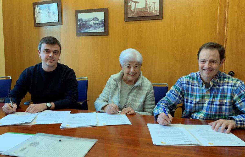 María Teresa Loroño y Sergio Villa, designados como albaceas, y el alcalde, Iñigo Hernando.