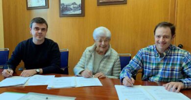 María Teresa Loroño y Sergio Villa, designados como albaceas, y el alcalde, Iñigo Hernando.