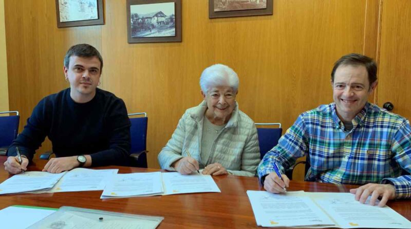 María Teresa Loroño y Sergio Villa, designados como albaceas, y el alcalde, Iñigo Hernando.