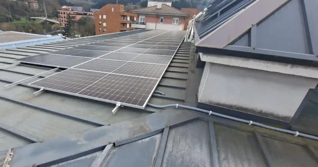 Arrigorriaga placas fotovoltaicas en la cubierta del colegio