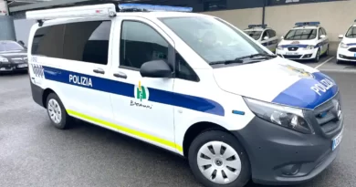 Vehículo de la oficina móvil de la Policía Municipal de Basauri