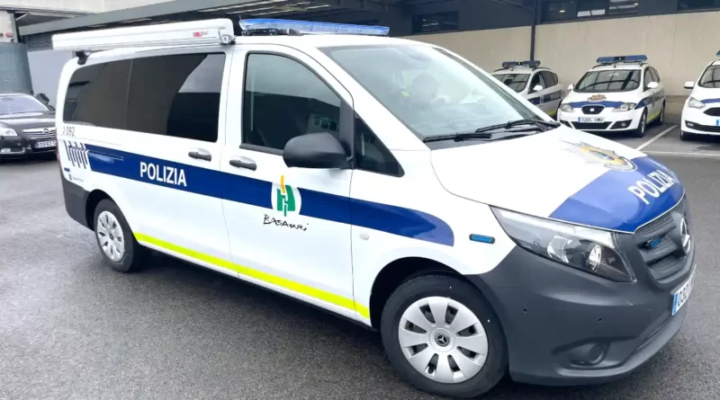 Vehículo de la oficina móvil de la Policía Municipal de Basauri