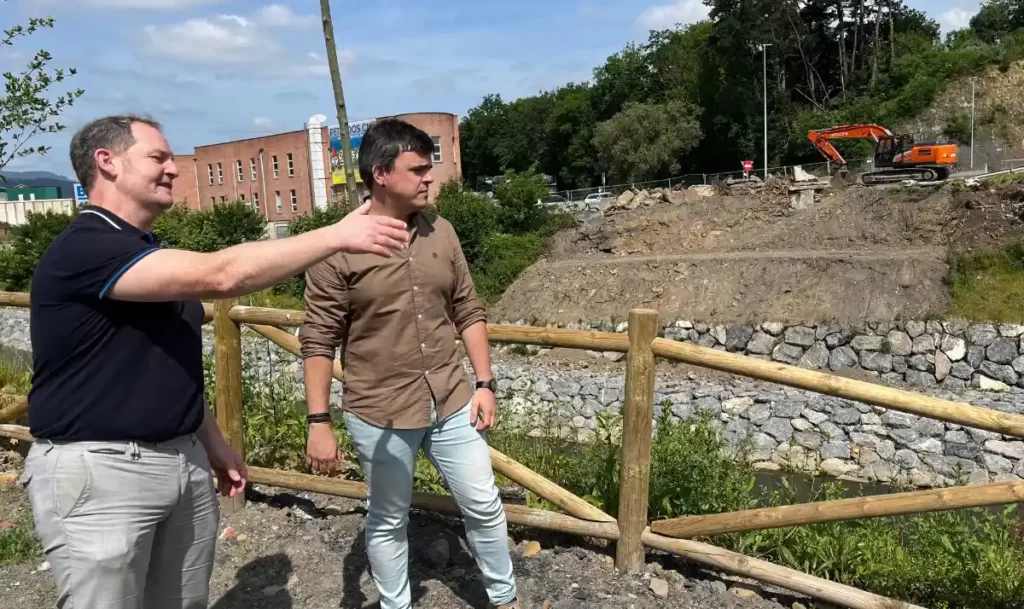 Obras del puente que unirá la carretera N-634 con Zuhatzu desde la nueva rotonda