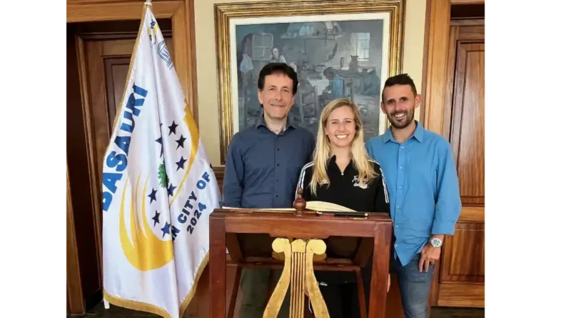 Desireé Vila con Sier Iragorri y Jon Zugazagotia en el Ayuntamiento de Basauri