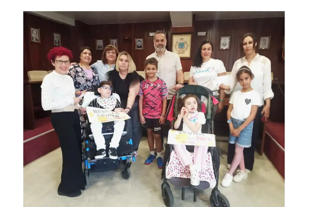Aingeru y Julene reciben los cheques solidarios de Herriaren Eguna Etxebarri