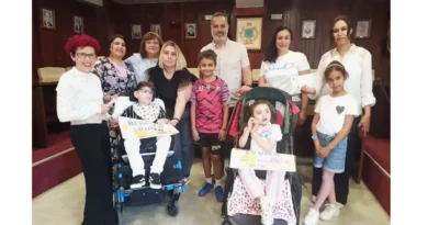 Aingeru y Julene reciben los cheques solidarios de Herriaren Eguna Etxebarri