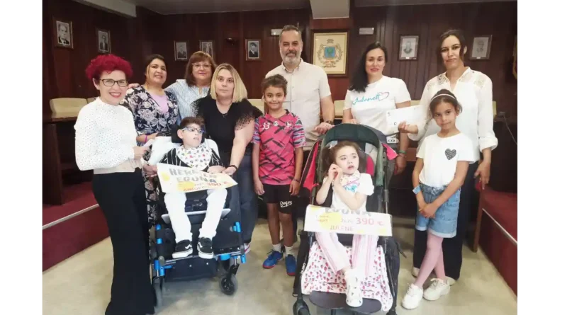 Aingeru y Julene reciben los cheques solidarios de Herriaren Eguna Etxebarri