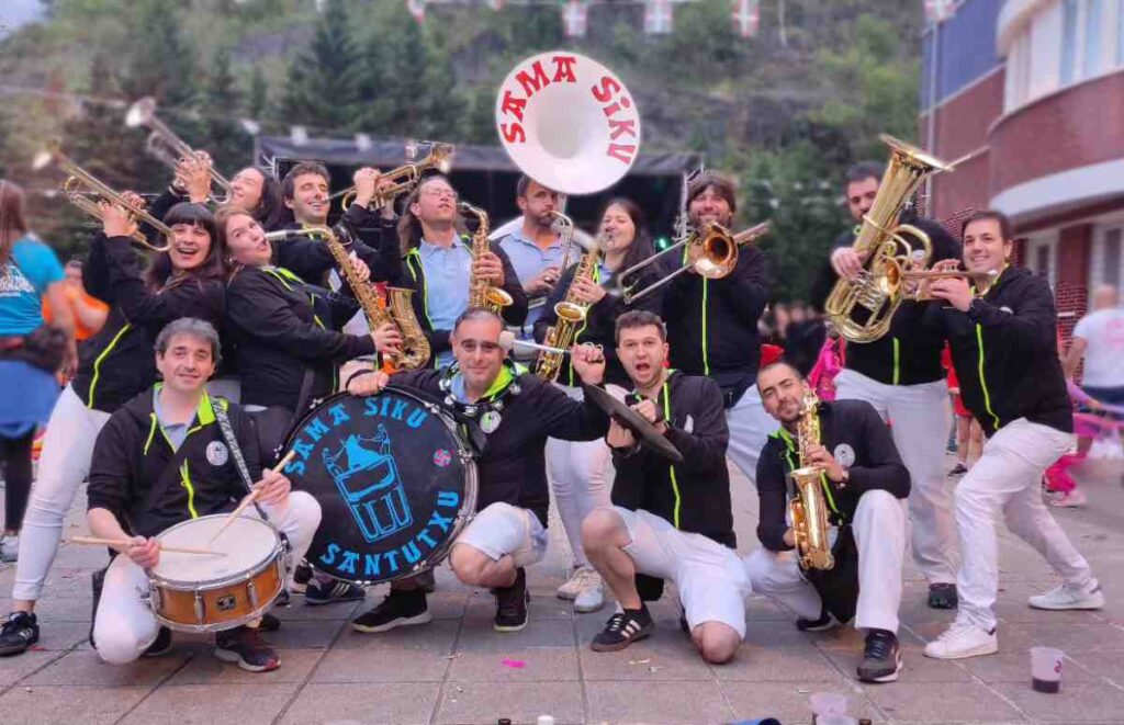 fiestas de San Bartolomé e ugao Miraballes con Fanfnarre Sama Siku