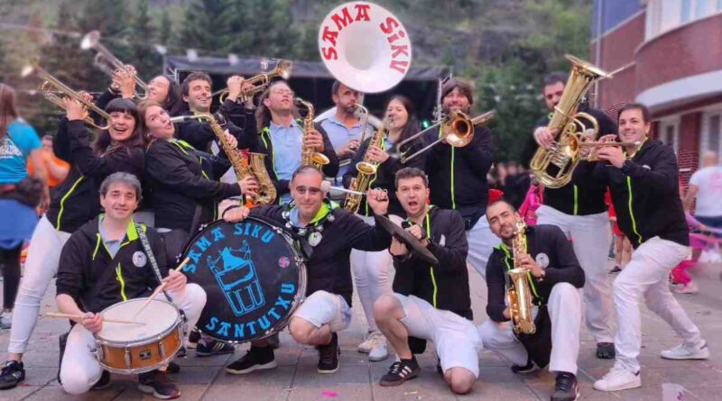 fiestas de San Bartolomé e ugao Miraballes con Fanfnarre Sama Siku