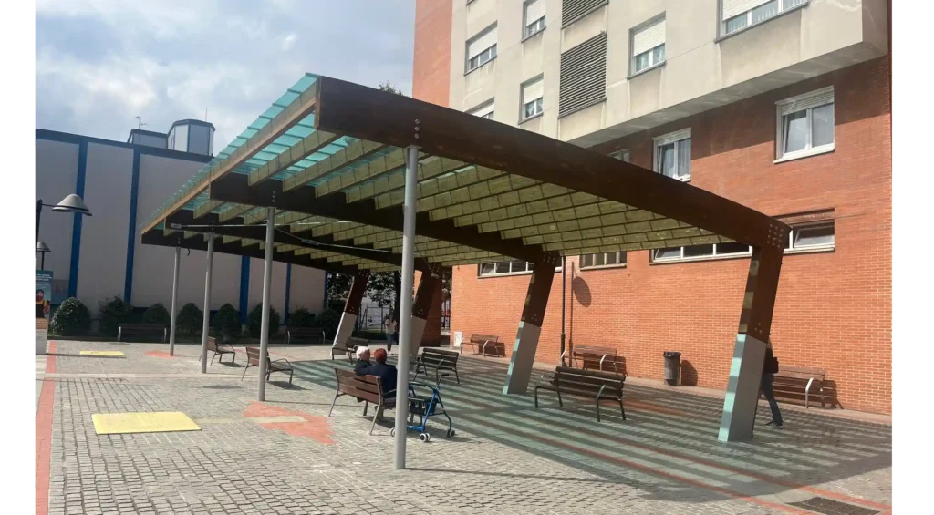 Instalación de sombra en los bancos junto a la boca de metro en Basauride Solobarria