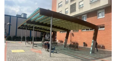 Instalación de sombra en los bancos junto a la boca de metro en Basauride Solobarria