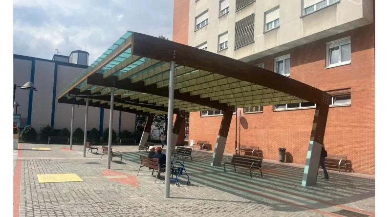 Instalación de sombra en los bancos junto a la boca de metro en Basauride Solobarria