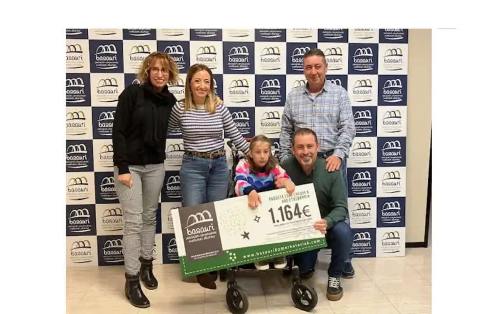 Entrega del cheque de la ASociación de Comerciantes de Basauri a Ane Etxebarria