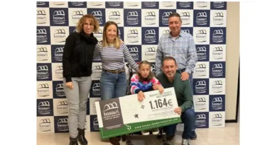 Entrega del cheque de la ASociación de Comerciantes de Basauri a Ane Etxebarria