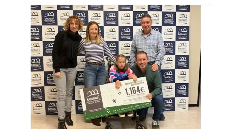 Entrega del cheque de la ASociación de Comerciantes de Basauri a Ane Etxebarria