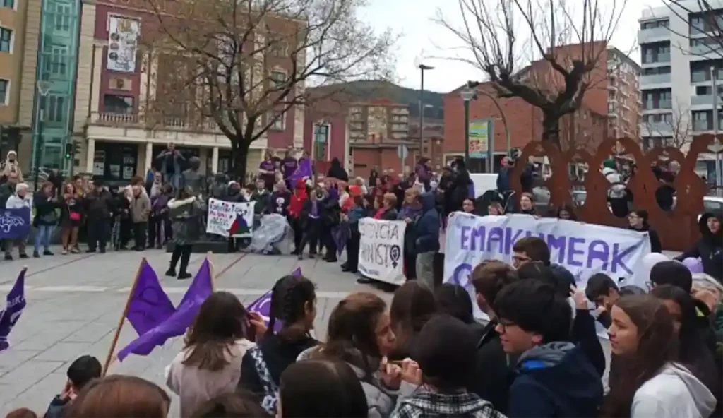 Concentración 8M Basauri