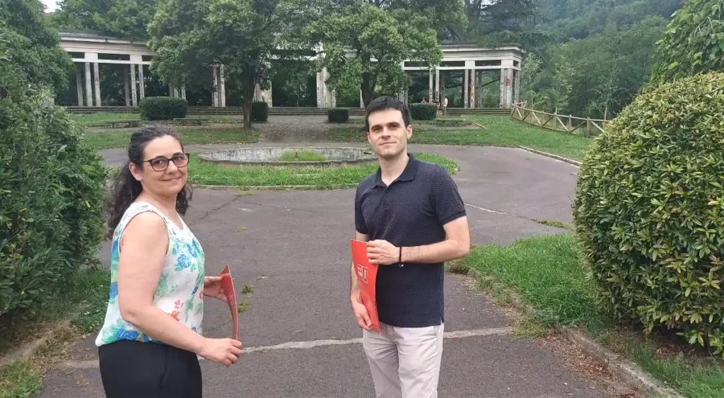 Víctor Trimiño y Nerea Teruelo en el parque Máximo Moreno de Galdakao