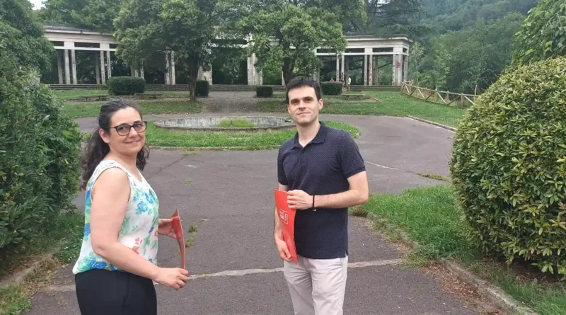 Víctor Trimiño y Nerea Teruelo en el parque Máximo Moreno de Galdakao