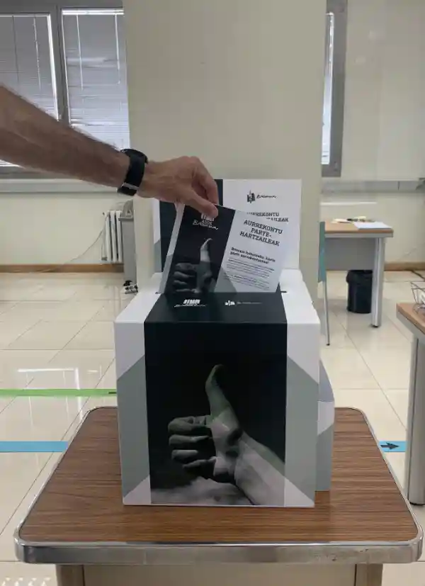 Urna y formulario presupuestos particpativos de Basauri