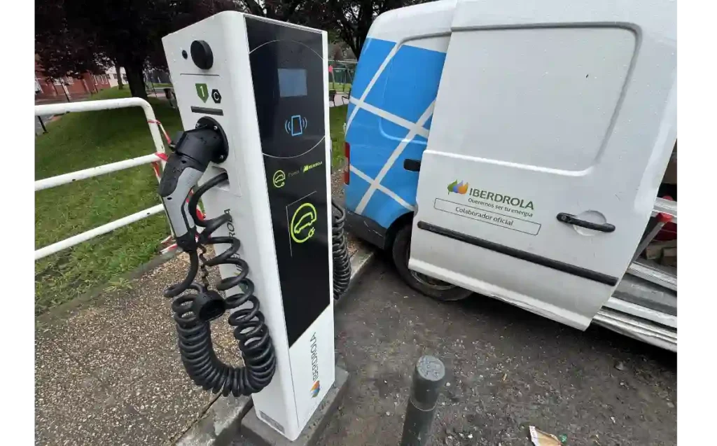 Ugao cargador eléctrico