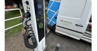 Ugao cargador eléctrico